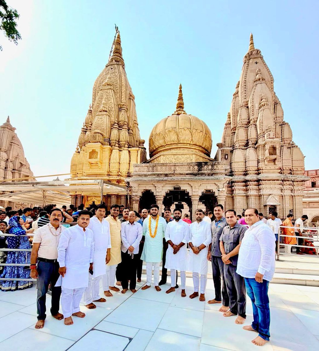 NeerajSinghSays's tweet photo. आज पावन नगरी वाराणसी में स्थित विश्वविख्यात काशी विश्वनाथ मंदिर में दर्शन-पूजन करने का सौभाग्य प्राप्त हुआ।

देवाधिदेव महादेव के श्रीचरणों में उपस्थित होकर मन अत्यंत भावविभोर हो उठा और अद्भुत आत्मिक शांति का अनुभव हुआ।

बाबा विश्वनाथ की कृपा से जीवन में सकारात्मक ऊर्जा, संकल्प और सेवा की प्रेरणा प्राप्त होती है। समस्त प्रदेश एवं देशवासियों के सुख, समृद्धि और मंगलमय जीवन की कामना करते हुए भोलेनाथ से प्रार्थना की।

काशी की दिव्यता, उसकी आध्यात्मिकता और सनातन परंपरा की अलौकिक छटा मन को अभिभूत कर देती है। यह केवल एक तीर्थ नहीं, बल्कि आस्था, संस्कृति और अनंत ऊर्जा का केंद्र है।
हर-हर महादेव! 🔱🙏