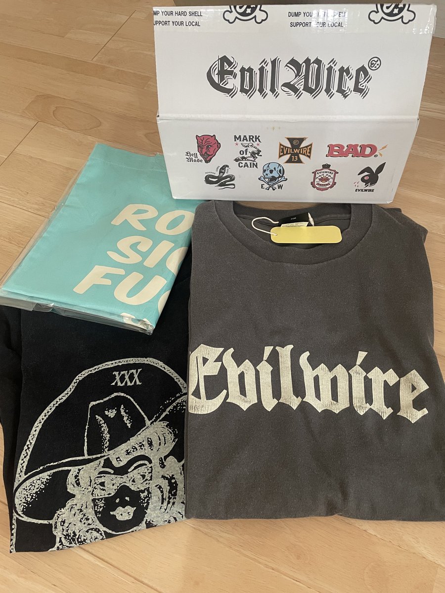 M5zTxGX2iN2MOpf's tweet image. Tシャツ着弾
早速嫁と着てみた✨色も好み過ぎの何もかも良すぎで、なんなら嫁の方が似合ってるwクラックがやば過ぎ⚡️トートは好きな色🩵最高なのありがとうございます🙏💓
#evilwire