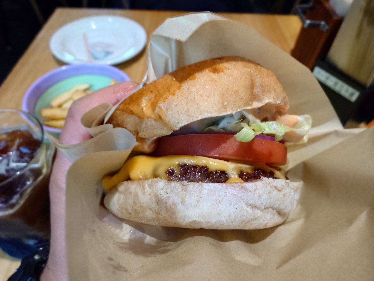 2220Yamato's tweet photo. 歴史と美術の一端に触れた後、箱根にある、「#BOXBURGER」さんで看板メニューの相州牛ボックスバーガーを頂く。
このような背高のバーガーは上からプレスして、具材を馴染ませた後包み紙に包んで、手でプレスしながら食べるのがミソ😋
「究極のバランス」のバーガー、ご馳走様でした🙏
#たまひめちゃん https://t.co/jsjE1p7TVB