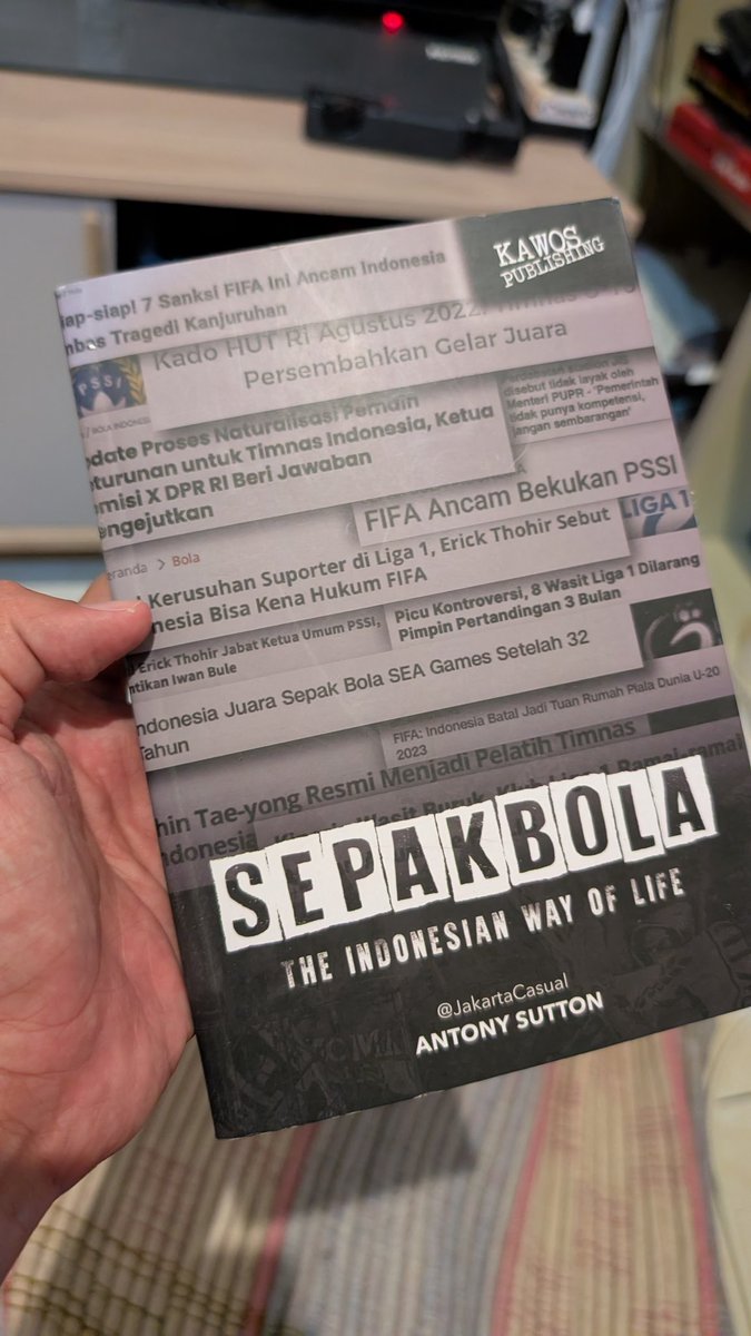Berbagi buku bacaan 

Ada 2 buku Sepak Bola The Indonesian Way of Life karya <a href="/JakartaCasual/">Jakarta Casual</a>  untuk 2 orang

Caranya: 
1. Follow akun ini tentunya
2. Repost postingan ini
3. Tulis di komen alasan kamu pengen banget baca buku ini

Komen di tutup jam 17.00 wib