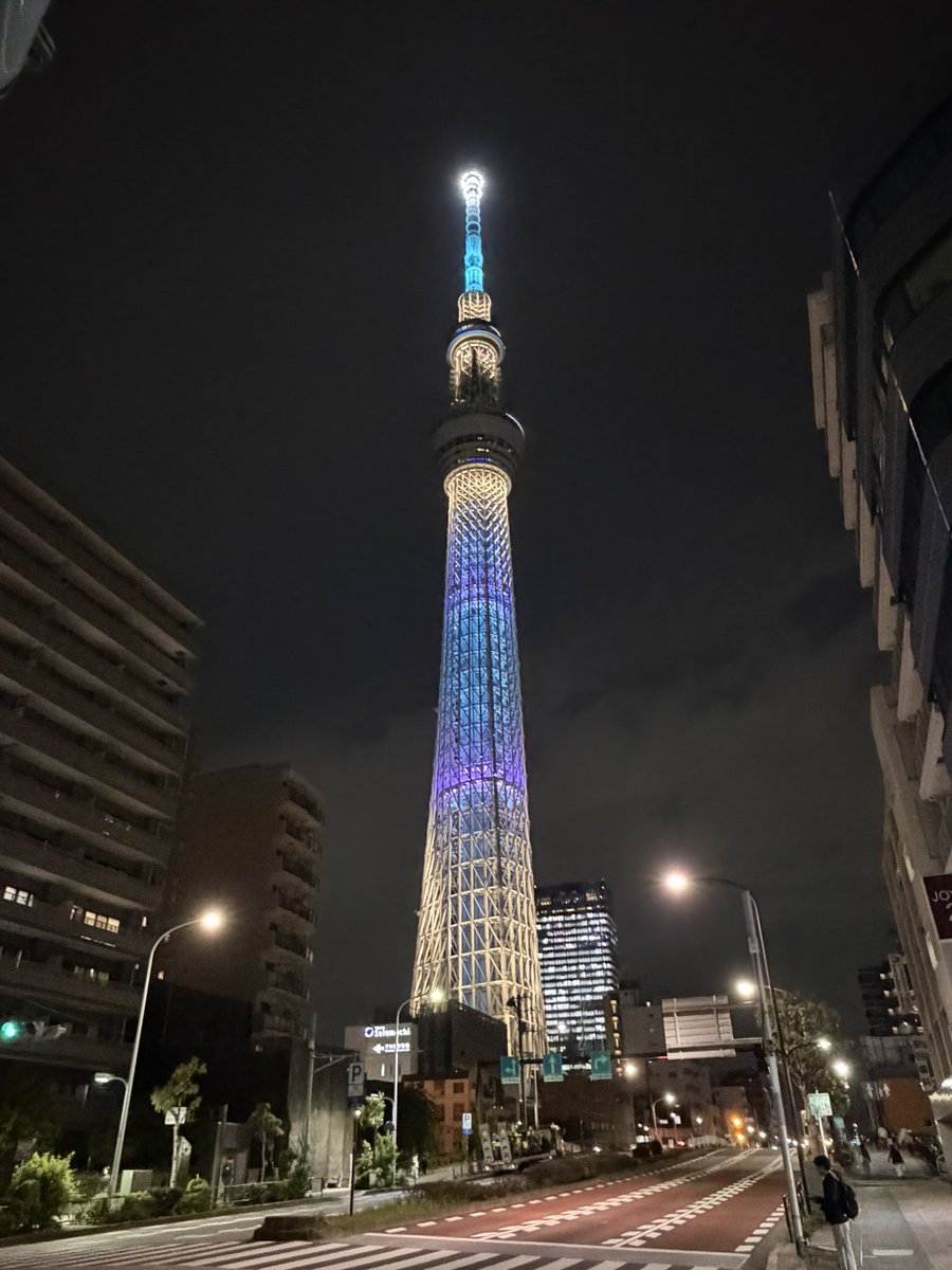 yuki_pom's tweet photo. 東京下町プチディープツアーw
門前仲町の老舗居酒屋、16時開店前に行列😳
全部アナログなのに超効率化されたシステムに脱帽
ハイボールは自分で作る2回分！
2軒目の亀戸餃子も1皿は自動的に出てくるシステムw
帰りは川沿い遊歩道からスカイツリーを見上げて https://t.co/fq2yoqoOcw