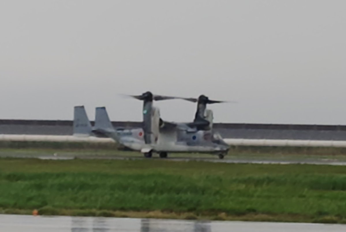 3機のオスプレイがスタンバイ、しかし実際に飛んだのは1機。
晴れてたらもっと派手に飛んだのかと思うと惜しいですね。
しかし飛んでくれた事自体がありがたい。
#陸上自衛隊 #佐賀駐屯地  #ありがとう自衛隊