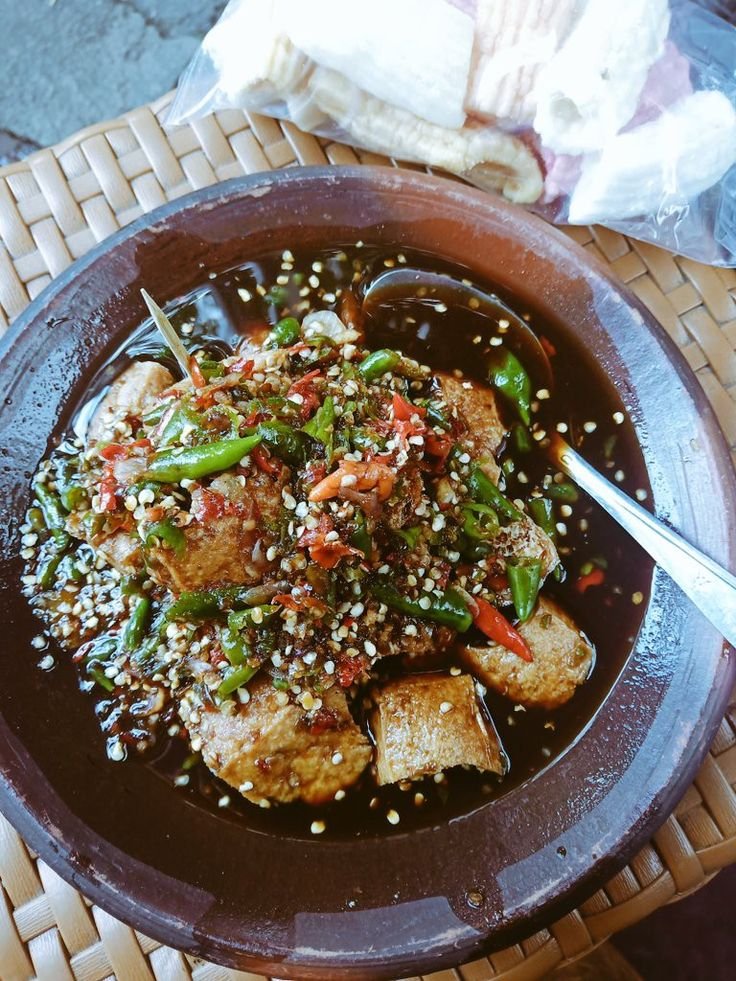 Unpopular opinion:

Tahu Walik lebih enak daripada Tahu Genjrot.

Karena teksturnya renyah di luar, empuk di dalam, dan isiannya lebih berasa.

Tapi Tahu Genjrot juga juara buat yang suka yang pedas berkuah.

Lo setuju Tahu Walik menang atau Genjrot yang lebih nendang? 😂