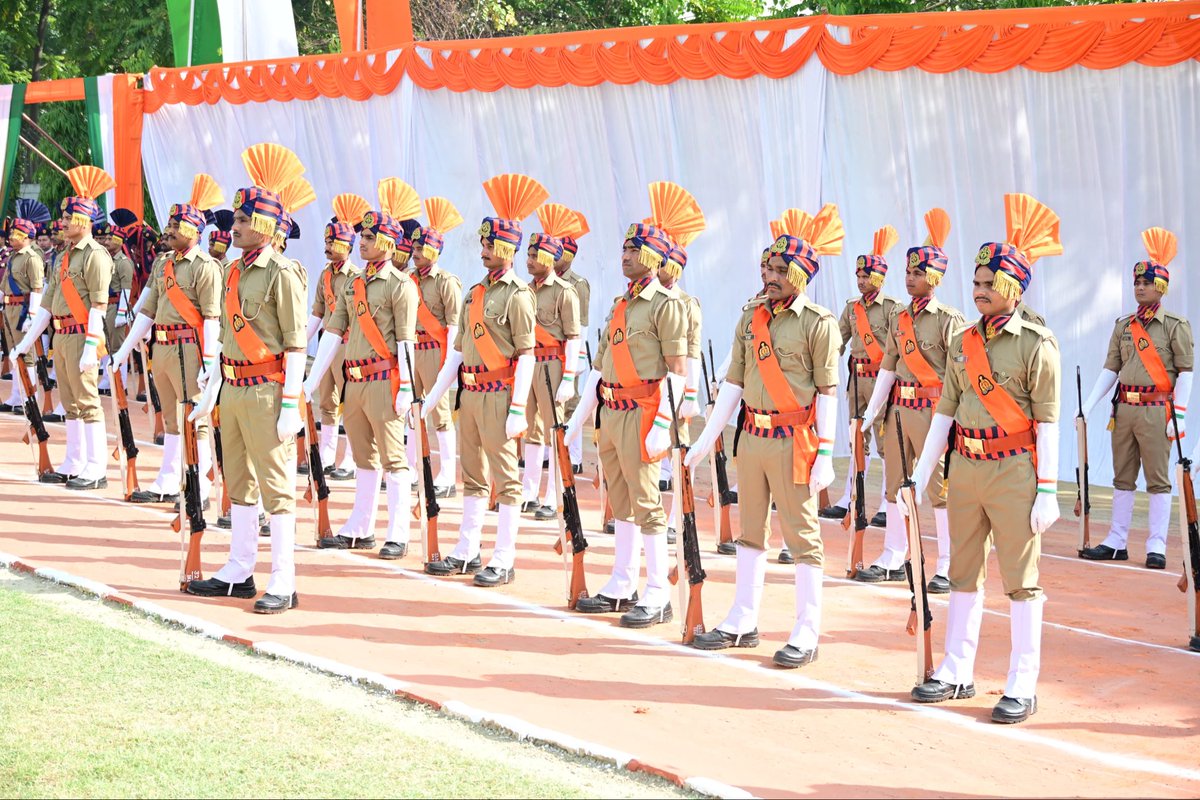 co32pacup's tweet photo. केवल लाठी-डंडा नहीं, अब तकनीक और कानून के ज्ञान से लैस है हमारी नई पीढ़ी का पुलिस बल । #UPPolicePOP #UPPolice @adgpacup @Uppolice @dgpup https://t.co/oS12Ri3tBX