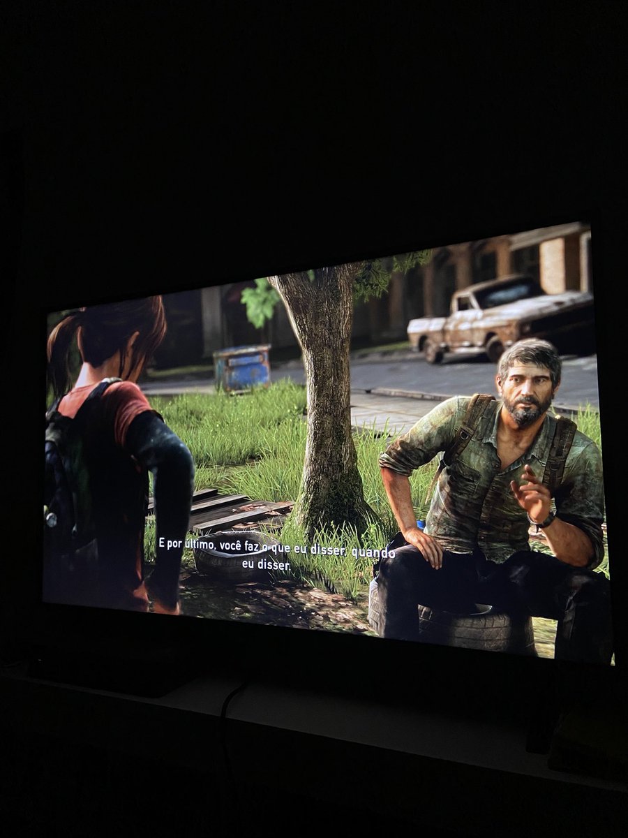 longe dos perigos noturnos mas na gameplay to trocando tiro com soldado e matando uns infectado