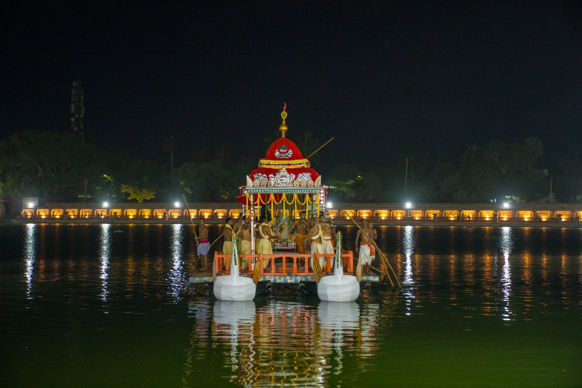 timesofindia's tweet image. The divine boat procession of Lord Vijaya’s idol at Narendra Pushkarini adds to the spiritual fervour of Chandana Yatra in #Puri
