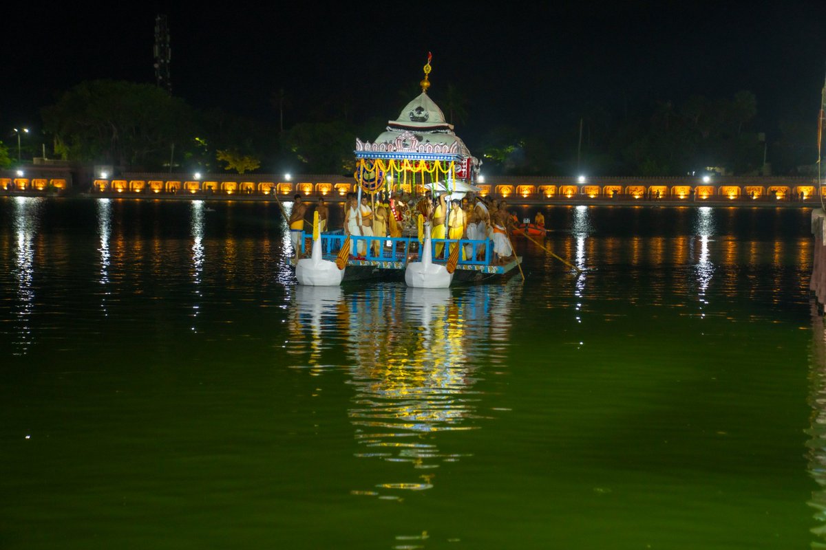 timesofindia's tweet image. The divine boat procession of Lord Vijaya’s idol at Narendra Pushkarini adds to the spiritual fervour of Chandana Yatra in #Puri