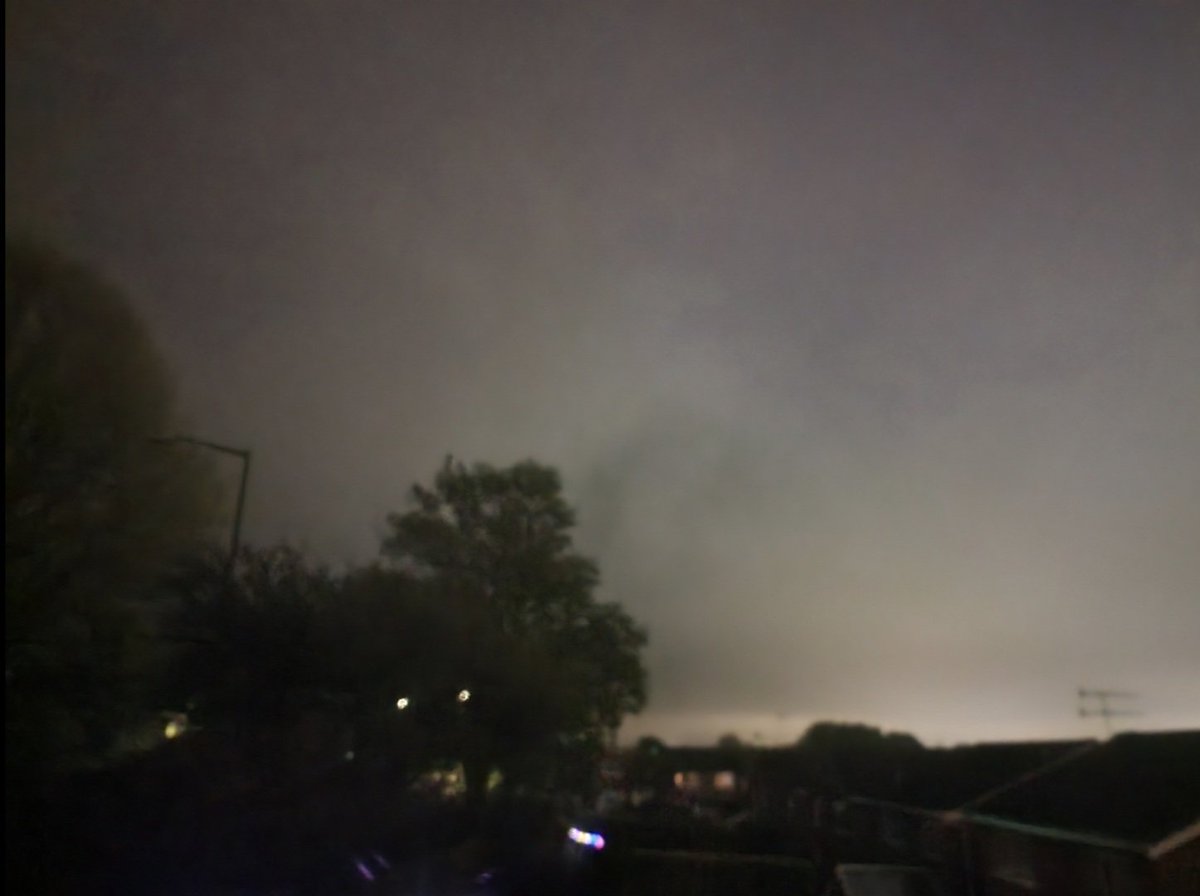 IHunt74's tweet image. A Cloudy Outlook....

....here early Sunday morning, a light wind, around 9 degrees celcius.

#sky #cloud #weather #Sunday #morning