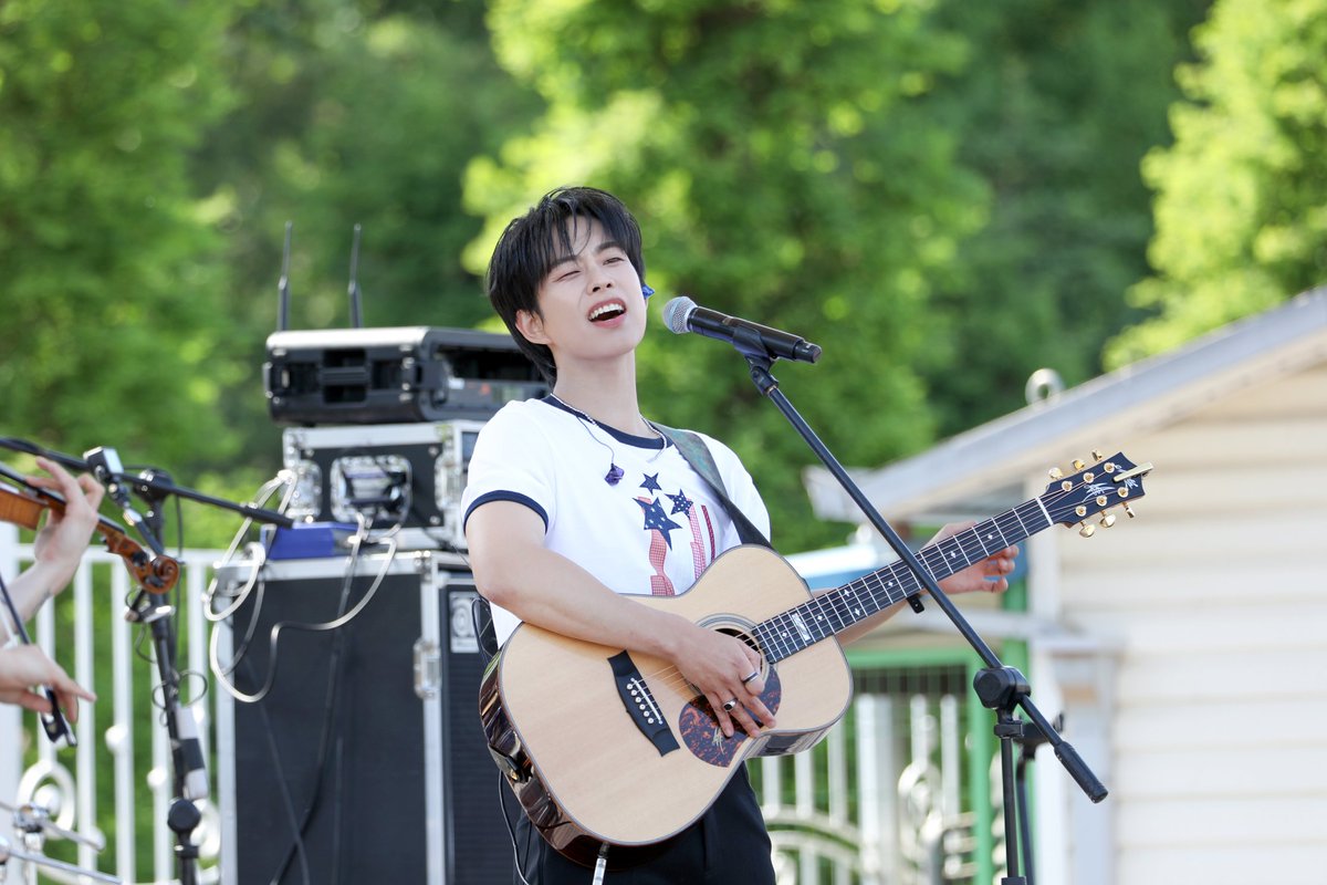 BANDLUCY_mystic's tweet image. [#LUCY] 2ND FULL ALBUM &amp;lt;Childish&amp;gt; SPECIAL BUSKING Behind 📸

내리쬐는 햇볕 아래 너무 밝게 빛났던 우리의 시간💙

#루시 #신예찬 #최상엽 #조원상 #신광일 #Childish