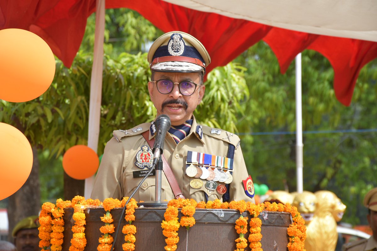 मानवाधिकारों का सम्मान और नागरिक गरिमा की रक्षा के लिए प्रतिबद्ध है नया पुलिस बल 
#UPPolicePOP 
#UPPolice