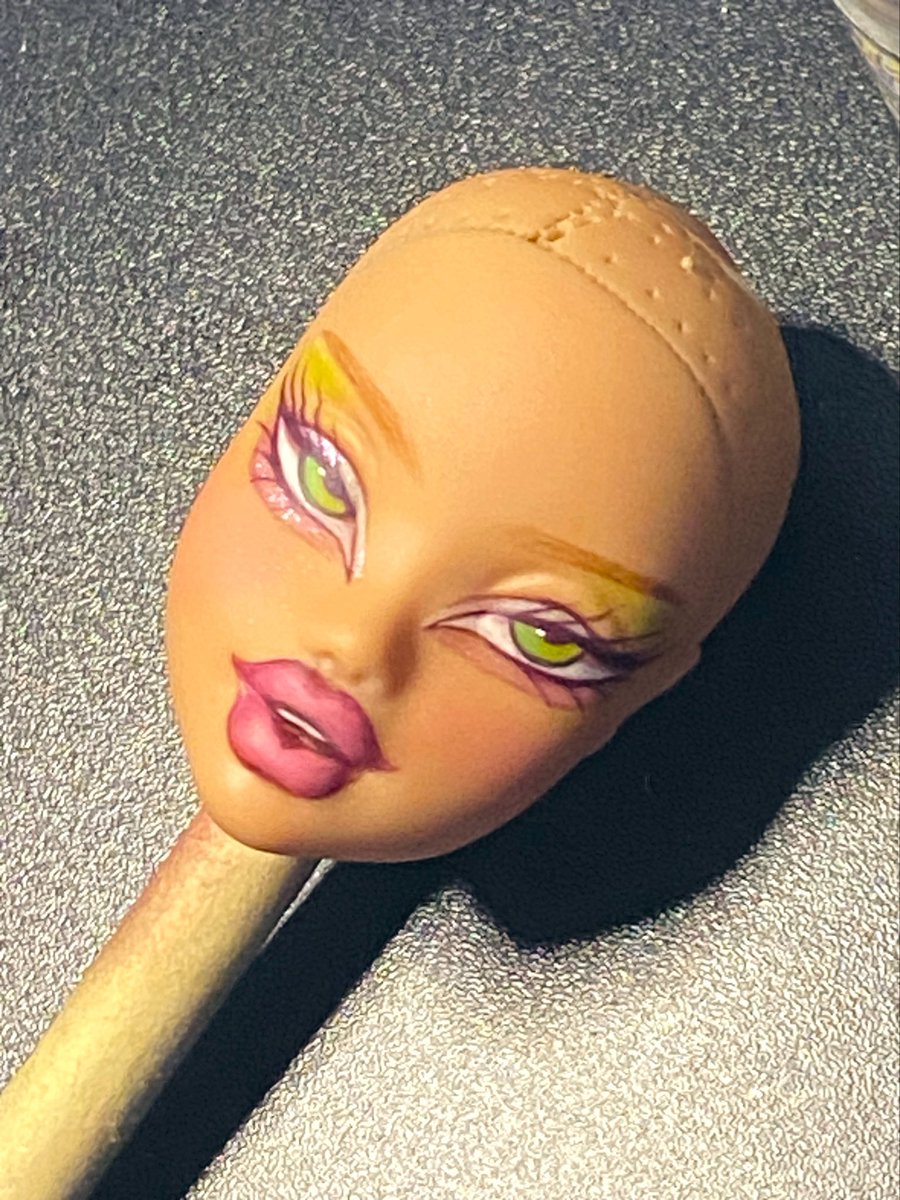 beansoju's tweet photo. should I gloss her lips?👄 

Insta: @juchiplastic 

#myscene #OOAK https://t.co/apF7sjIY9Z