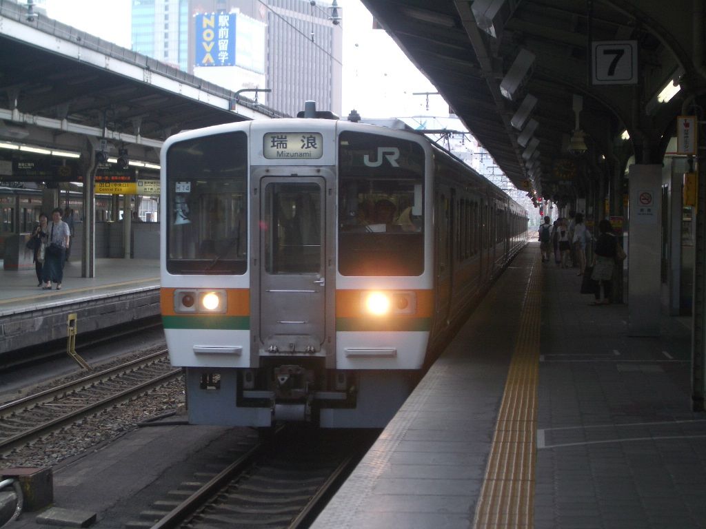 S_Yaggy's tweet photo. #ありがとう213系5000番台
飯田線といえば119系な自分にとって、置換え相手の213系は複雑な存在でしたが、しっかり飯田線の顔になり来たらラッキーと思うように。初乗車は神領時代の中央西線かな？ズラっと並ぶ転クロに『おぉ〜』と感動。2ドアと3ドアの混成、乗車位置とかどう案内してたんだろう？ https://t.co/pYyaxDm76k