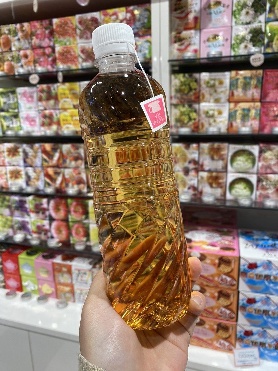 水出し作成中⏰

軟水500mlのペットボトルにティーバッグ1包いれて、常温で2〜3時間待つと完成します✨

カフェインも90%カットされてカフェインレスに💖

お湯出しよりも1包で抽出される量が2倍でお得💝

皆さま！水出しはいいですよォッ❤️

#ムレスナティー