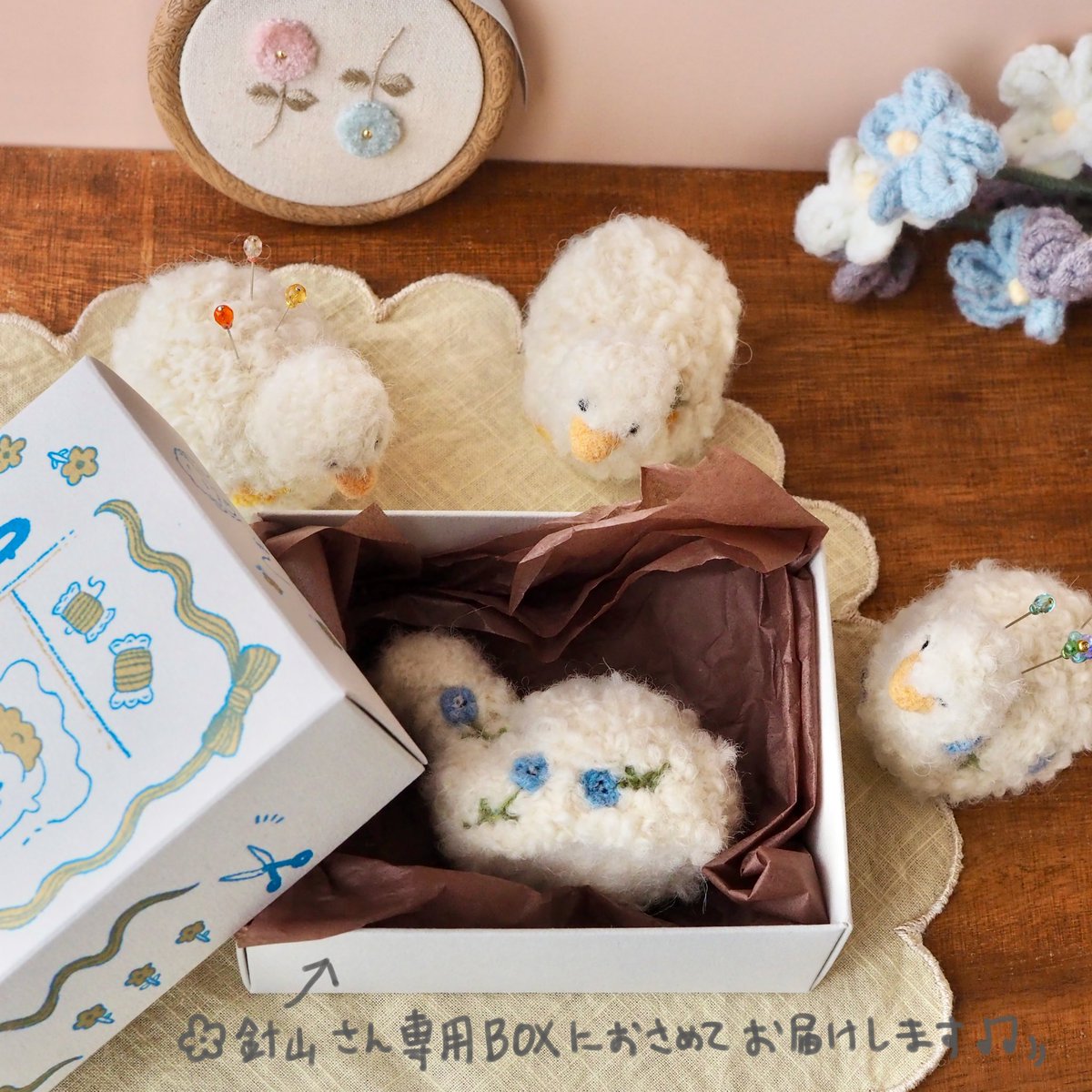 natsu_hitsuji_'s tweet photo. アヒルの針山さんもいつもの針山さん専用BOXにおさまってもらってお届けしてますよ🎁

ただ、いつもの「やぁ！」とひょっこり見上げてる仕掛け？のトンネルはアヒルさんはまらなかったというか蓋がしまらないので😂
届くまで横向きに寝転がっててもらいます。

そーれ出発だ！

#母の日ギフト　#minne https://t.co/Zi7F5Eynq5