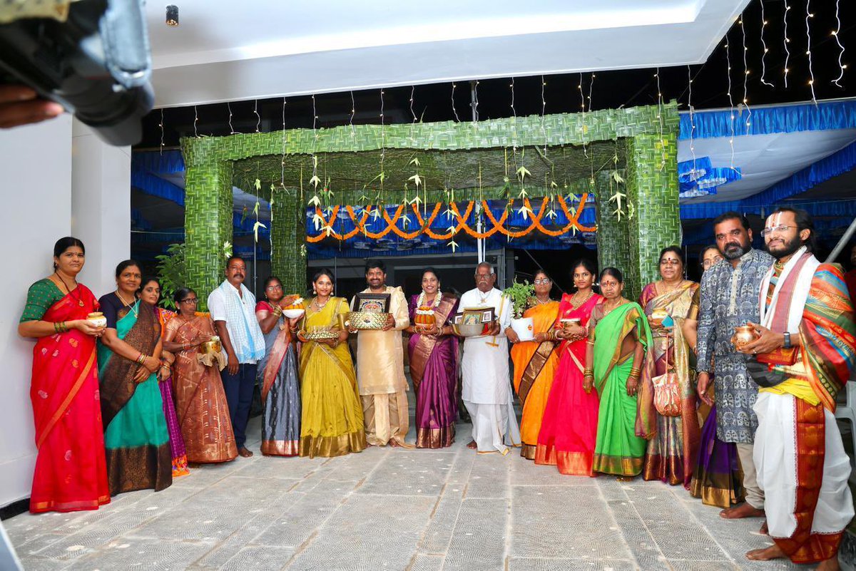 JakkaVenkat2020's tweet image. “ఈరోజు పోచారంలోని AV వినూత్న హోమ్స్‌లో మా నూతన గృహప్రవేశం శుభ సందర్భంగా కుటుంబ సభ్యులతో కలిసి శ్రీ సత్యనారాయణ స్వామి వ్రతాన్ని భక్తి శ్రద్ధలతో నిర్వహించడం జరిగింది.
@KTRBRS  @BRSparty #newhouse