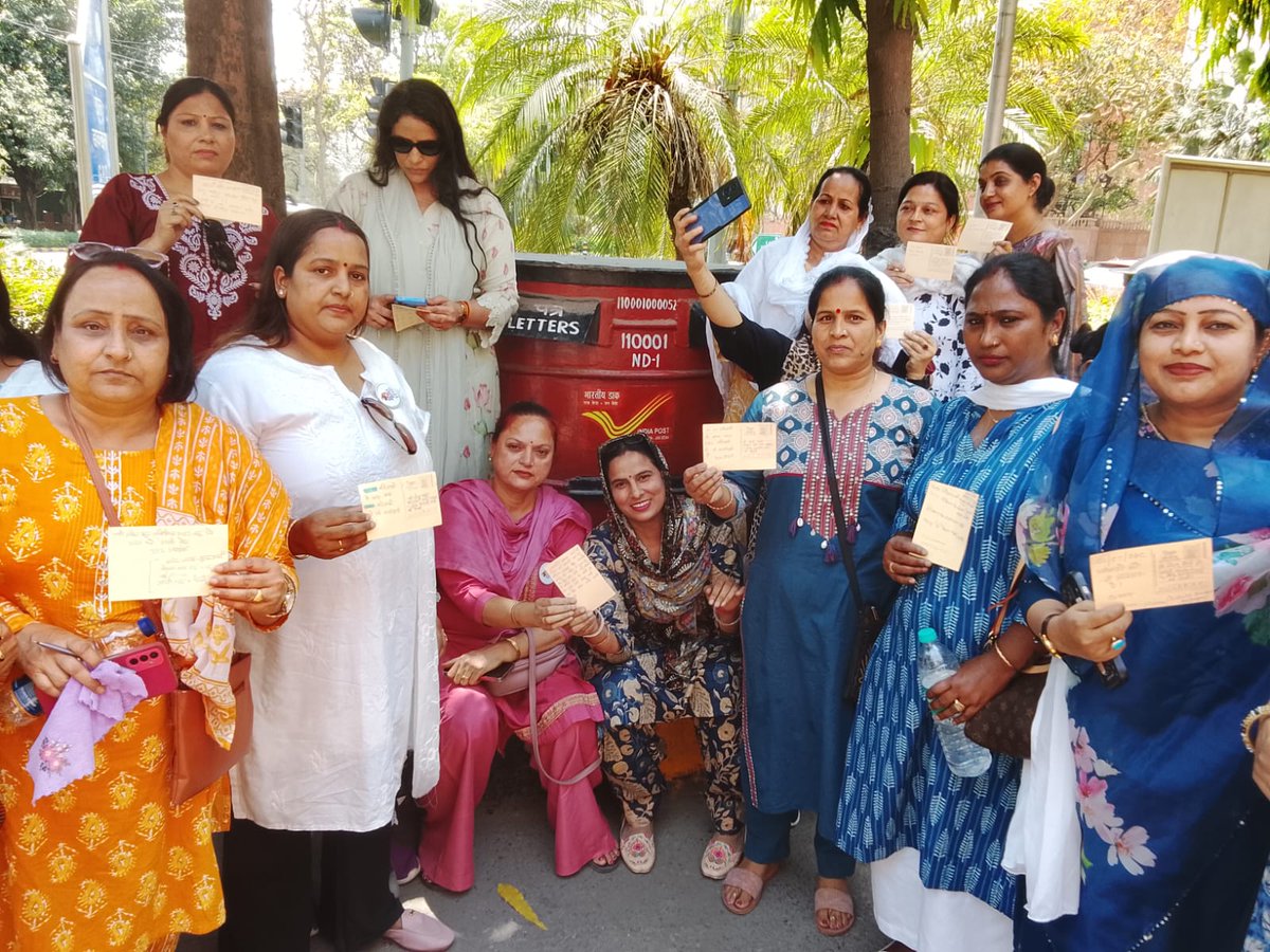 "महिला आरक्षण लागू करो — आज करो, अभी करो"

पोस्टकार्ड अभियान के तहत महिला कांग्रेस नेत्री रेखा चौहान जी के साथ महिला कांग्रेस की बहनों ने प्रधानमंत्री को पोस्टकार्ड भेजकर तत्काल महिला आरक्षण लागू करने की मांग की।

जब तक महिला आरक्षण लागू नहीं होता है, तब तक हमारा देशव्यापी संघर्ष