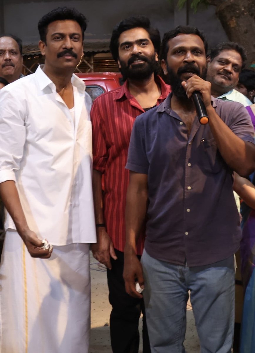 STRTrends_'s tweet image. BDAY celebrations on the #Arasan sets for @thondankani 🎂🎬 

With Atman #SilambarasanTR #Vetrimaaran @andrea_jeremiah &amp;amp; @iYogiBabu bringing the vibe alive 🔥🎉