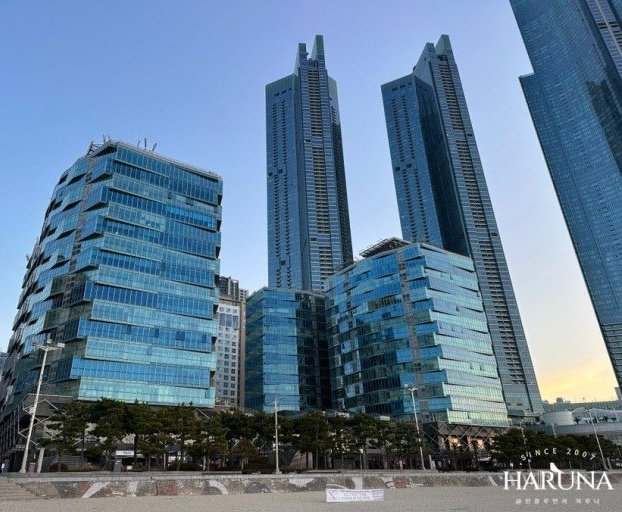 부산에 건설된 엘시티는 원래 주거가 불가능한 구역이었으며, 60m 높이 제한이 있었으나 이를 모두 해제하고 건설되었습니다.

대장동 돌림노래 10년 내내 압수수색 할 동안 엘시티는 몇번 수사했습니까?