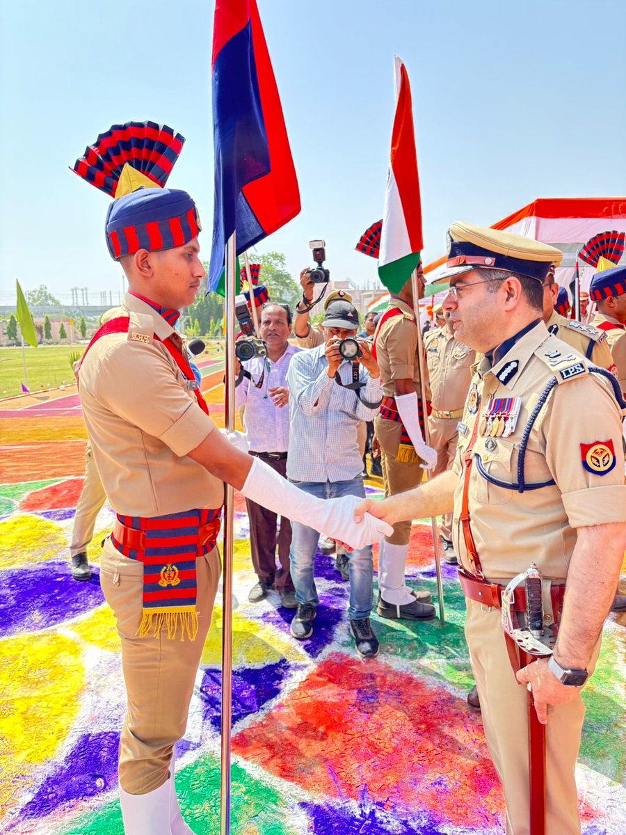 co32pacup's tweet photo. अनुशासन, ईमानदारी और कर्तव्यनिष्ठा—यही है नए पुलिस बल की असली ताकत । #UPPolicePOP #UPPolice @UPPoliceTrgHQ @Uppolice @dgpup @adgpacup https://t.co/RVFaaI3v5n