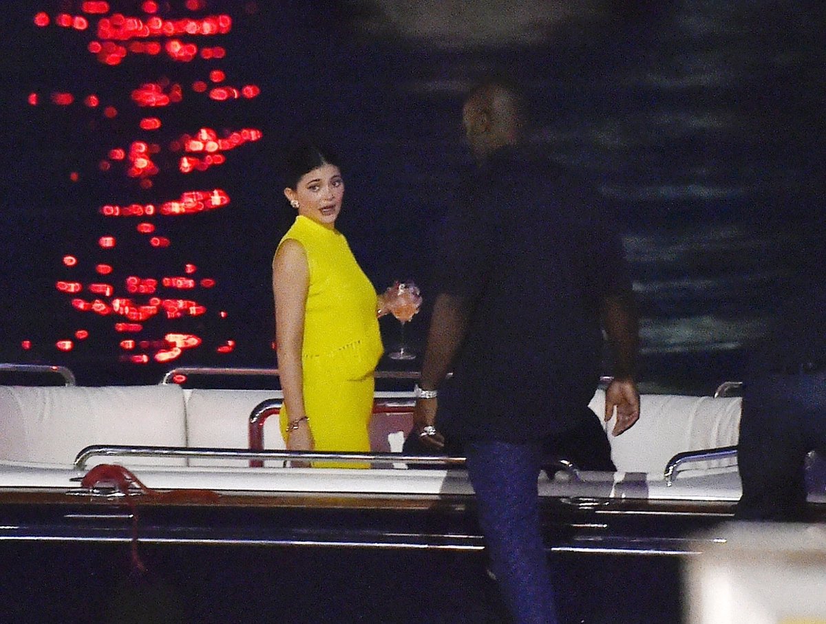 FRONTROW tweet media