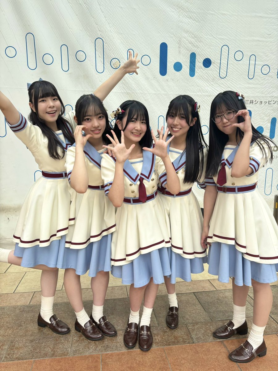 nanafuru_'s tweet photo. 「ナナイロ」リリースイベント
@ららぽーと柏の葉 1部
ありがとうございました🌈✨

／
2部はこの後15:15〜
観覧無料なので、是非遊びに来てください🍃
＼

#ナナフルセトリ
1.ナナイロ
2.風を受けて舞い上がれ
3.夢色の明日へ
4.君はフルール
5.まっさらアオハルセンセーション！
🎧https://t.co/qXKdnFd51j

#ナナフル