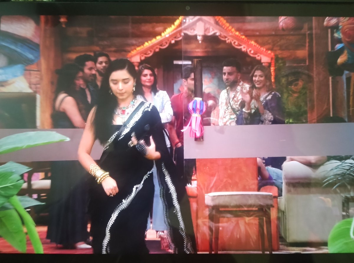 grasstreedev's tweet image. At #bb19 Ep 61📺… 👀

I saw the funniest thing in Bigg Boss till now 🤣

The whole house came together and literally did a collective interrogation on #TanyaMittal 😳
Everyone calls out her “goodness” act, her stories, and all the narratives she’s been setting 🎭

Her whole game