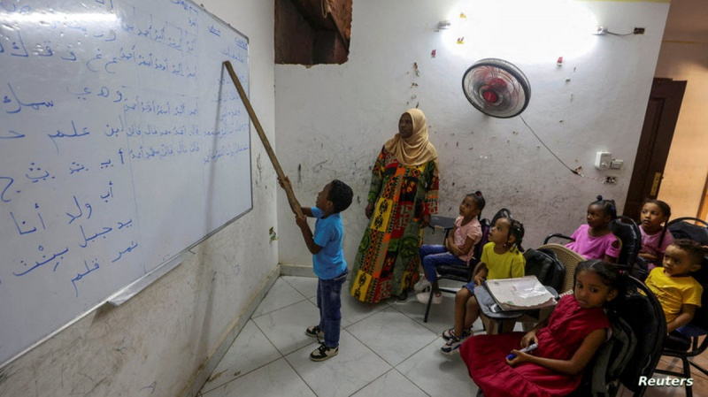 تقارير صحفية
السودان يسجل أطول فترة إغلاق للمدارس في العالم
وقلق متزايد من عسكرة المجتمع وتجنيد الأطفال

خدمات التعليم متوقفة بشكل شبه كامل. كما امتدت آثار الحرب إلى مناطق كردفان المجاورة، حيث تعمل حالياً نحو 15 في المئة فقط من المدارس في ولاية غرب كردفان، ما يوضح أن الأزمة ليست