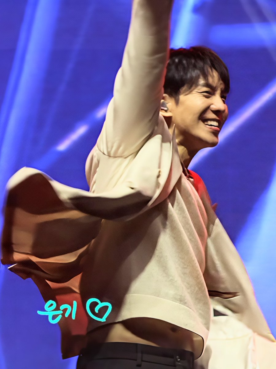 Was rewatching some clips from Seunggi's Azalea Festival performance last week and i just realized that during 'Highway in the Gale' at 3:11min we have a bellybutton flasher 🤭😍 

🔗youtu.be/19zMgzpHHtc?is…

#LEESEUNGGI #이승기