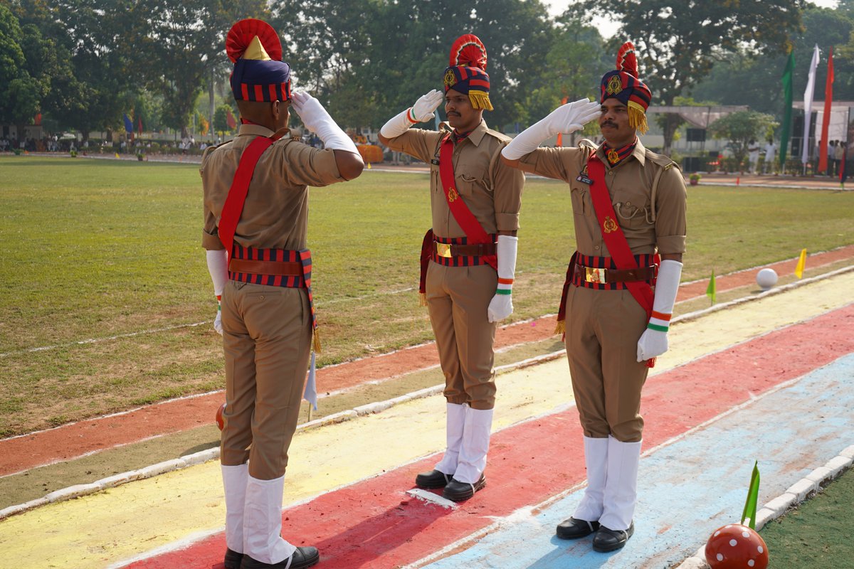 Co39pacup's tweet photo. आधुनिकता और अनुशासन का बेजोड़ उदाहरण । #UPPolicePOP #UPPolice https://t.co/qyAT6xZF1G