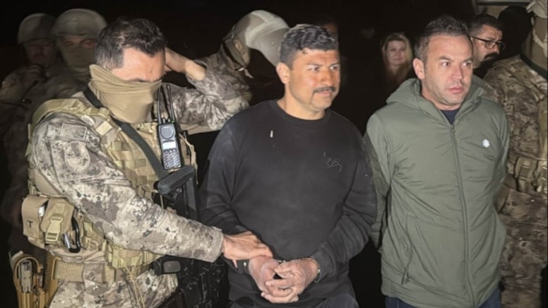 darkwebhaber's tweet photo. Uşak'ta aile içi şiddet ihbarına giden polislere pompalı tüfekle ateş açan saldırgan yakalandı. 

Yaralanan 2 polisten birinin durumu ağır. https://t.co/W2Do9dUPNX