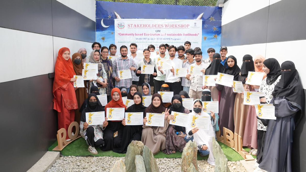 shumali_kashmir's tweet image. Empowered minds, brighter futures: Kupwara, Kashmir

#Sundaymotivation #kupwara #TrendingNow #kashmir #badaltajammukashmir #Explorepage #Tangdhar #keran