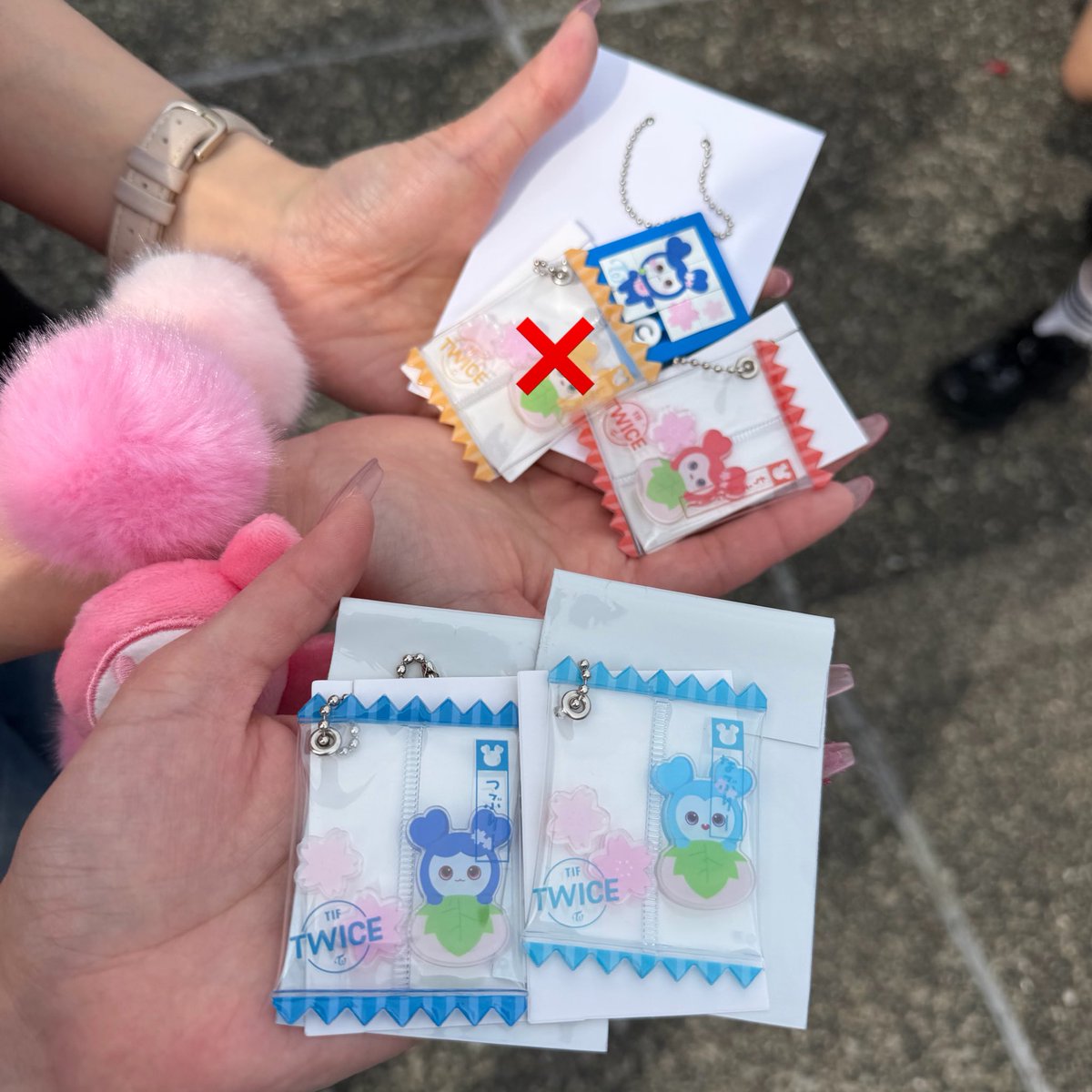 GOaccount4's tweet photo. TWICE オフラインくじ FCくじ 交換

【譲】D賞 シャカシャカキーホルダー
ナヨン チェヨン ツウィ
E賞 パズルキーホルダー
ツウィ
【求】モモ

郵送希望です🙇🏻‍♀️
お気軽にリプor DMお願いします🌸 https://t.co/oKgmeGa3ds