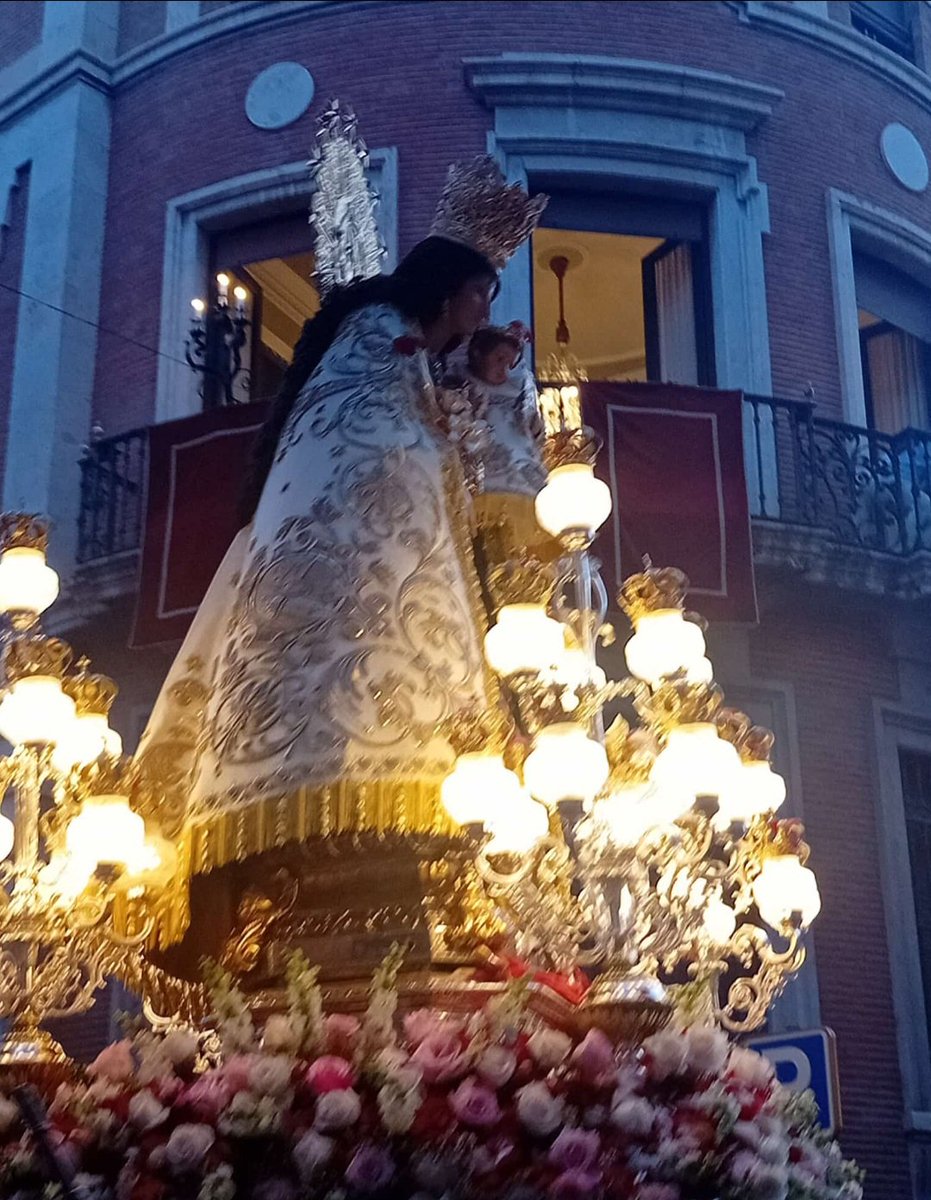 INEVorg's tweet photo. Valencia viu el dia de la Mare de Deu dels Desamparats, patrona del Regne de Valencia. L'Institut d'Estudis Valencians acompanya en este dia a la Geperudeta i preguem a la nostra Mare de Deu dels Inocents, Martirs i Desamparats que protegixca a tots els bons valencians. https://t.co/oJkm4BLQFb