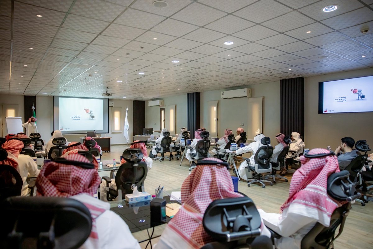 QassimUniv1's tweet photo. افتتح سعادة رئيس #جامعة_القصيم الأستاذ الدكتور محمد بن فهد الشارخ، البرنامج التدريبي المكثف لرؤساء الأقسام الأكاديمية «القيادة الأكاديمية وإدارة الأقسام بكفاءة عالية»، مؤكدًا أهمية الاستثمار في تطوير القيادات الأكاديمية وتمكينها بالمهارات التي ترتقي بالعمل المؤسسي. https://t.co/6yPtU2lZpn