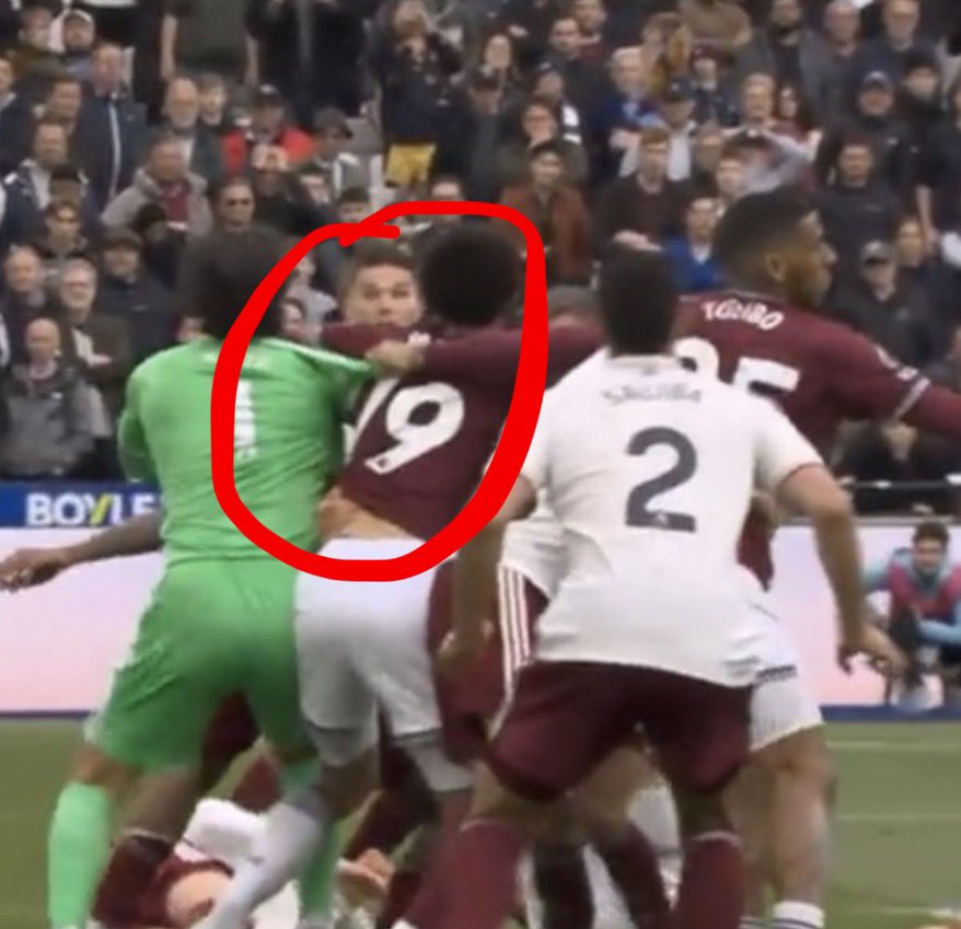 ste_p_hen's tweet photo. You can’t do this and presume they are going to allow the goal… absolutely deluded and biased if you think any other way. https://t.co/77NndUbmu7