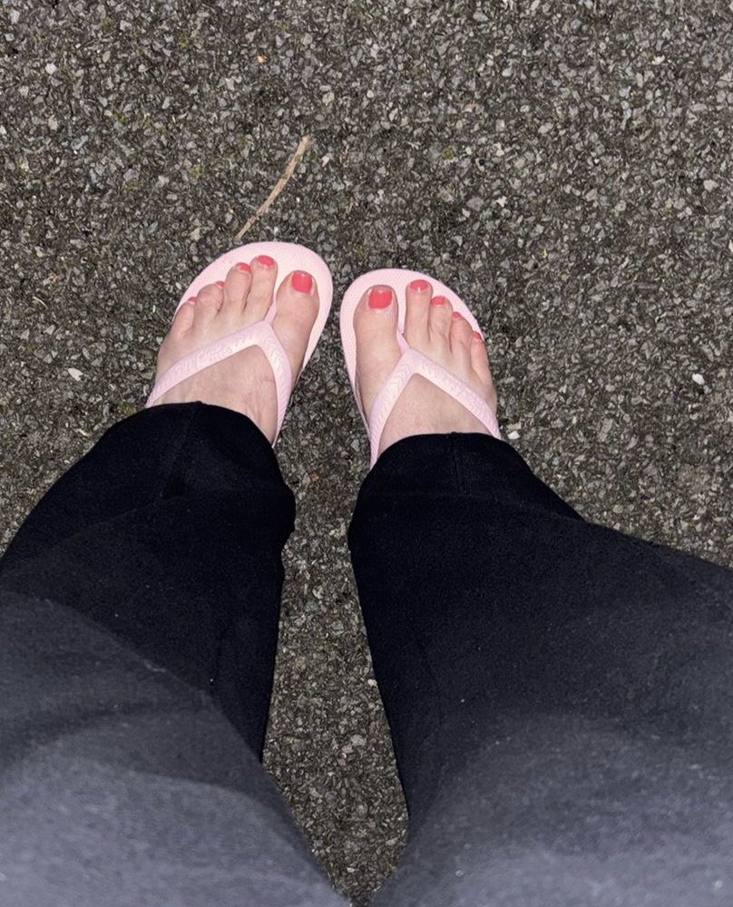 Middle Aged Feet tweet media
