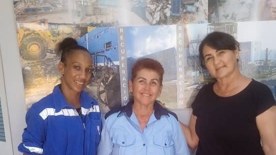 DiarioArtemisa's tweet photo. ¿Saben quiénes son ? Son trabajadores de la @CteGuiteras, madres por demás. Hoy tuvieron que prescindir de la compañía de los suyos, pues una tarea de fuerza mayor las mantiene vigilantes en el trabajo. Coraje y entereza en todas las #MadresEnRevolución #ArtemisaJuntosSomosMás https://t.co/YMHnLoFQxr