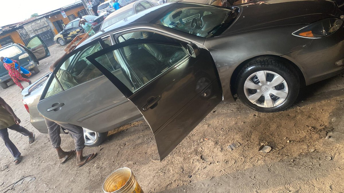 FOLA41419978's tweet photo. 🚨 STOLEN VEHICLE ALERT 🚨

A grey-colored vehicle with registration number LSR 917 FT was reportedly stolen this morning around Bamgbose Street, Lagos Island, Lagos State.

Please, if you see this vehicle or have any useful information regarding its whereabouts, kindly contact:

📞 08105222058
📞 08033294485

You may also report to the nearest police station immediately.

Your swift assistance and sharing of this information can help in recovering the vehicle.

Thank you.
This is the only video the CCTV around could capture.🙏