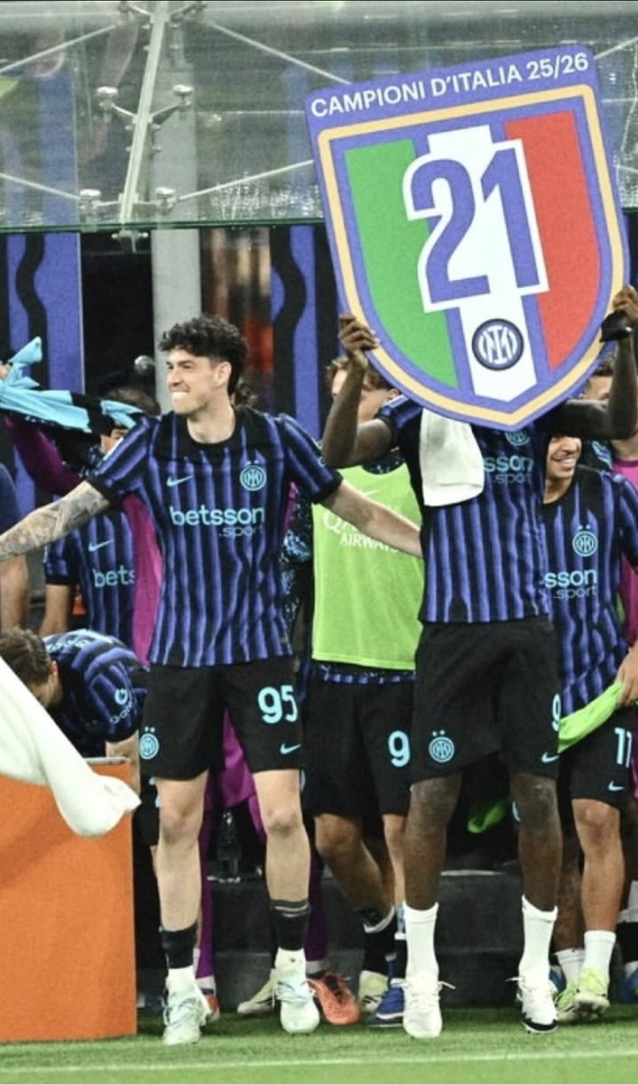 DucaAndrea85's tweet photo. Tutti quei "presente grigio futuro nero", tutti quei "questo è solo l'inizio, pagherete tutto", per arrivare a momenti come questo, noi Campioni e palle a mollo, loro comunque finisca stasera, con le mutande croccanti e forse qualificati all'ultima giornata.

Che bello essere NOI https://t.co/avLxsSdm7z
