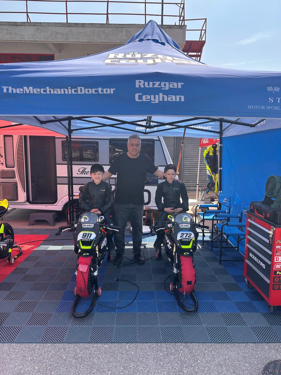 bumosk's tweet photo. Motor sporlarında başarı, sadece pistteki saniyelerden ibaret değildir; arkasındaki inanç, emek ve kocaman bir yürektir. 🏁 Genç şampiyonlarımız Rüzgar ve Toprak Ceyhan’ın azmine, değerli anne-babaları Serkan ve Asiye Kübra Ceyhan’ın gururlu ve sevgi dolu desteğine tanıklık ettik https://t.co/kBH2MLUBYV