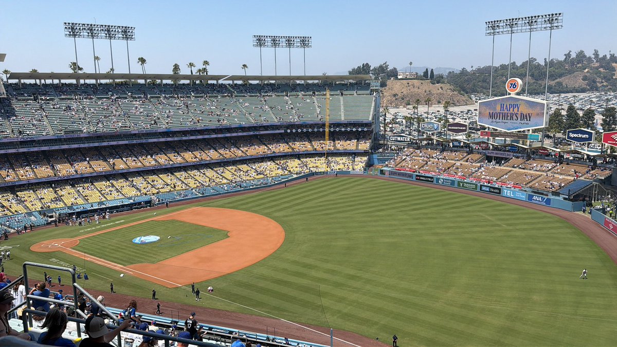 jam_x23's tweet photo. Great Day For Some Baseball! #HappyMothersDay #dodgers https://t.co/c5VbTu8aaK