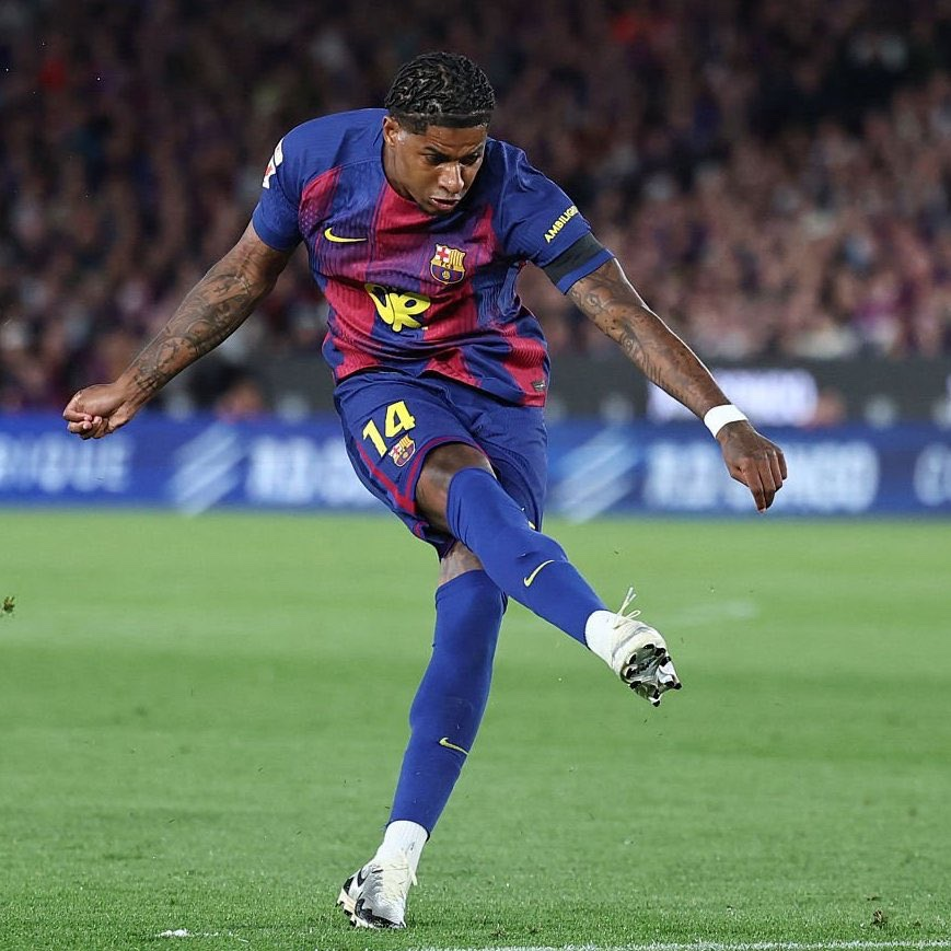 BarcaUniversal's tweet photo. ❗️Marcus Rashford is the first Barça player to score a direct free kick in El Clasico since Leo Messi in 2012! https://t.co/YwvyGDiDs6