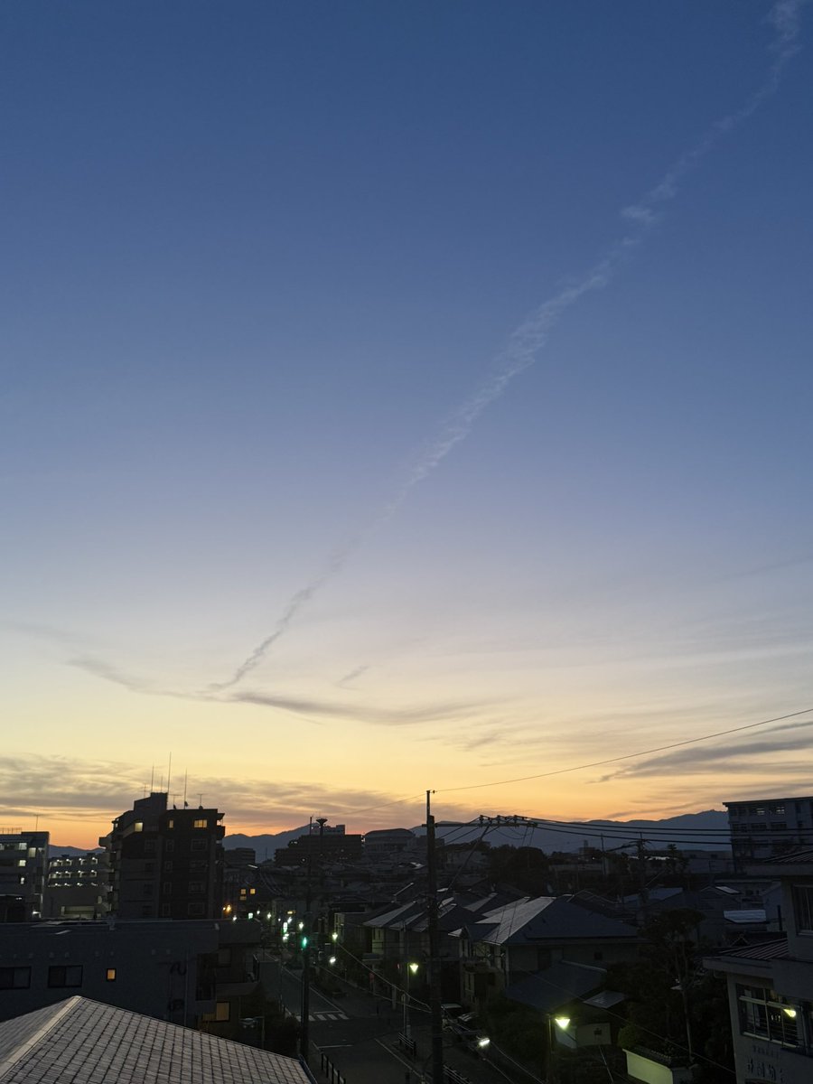 おはようございます
いつもの南区

乾いた空気

薄い雲がありますが晴れている福岡の朝です

#イマソラ #カコソラ #福岡市
#春　#igで繋がる　#定点観測
#朝焼け #おはよう