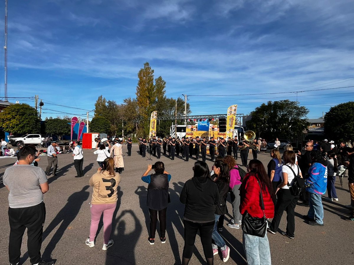 GiovanettL's tweet photo. Desde la @DDHH_RI_CI acompañamos un nuevo aniversario en el #BarrioGranNeuquénSur con juegos, espectáculos, presentación del taller municipal de #adultosmayores de Folklore de #LaAlborada y actividades.
#MuniPresente @MarianoGaidoOk https://t.co/qNinfXIyog