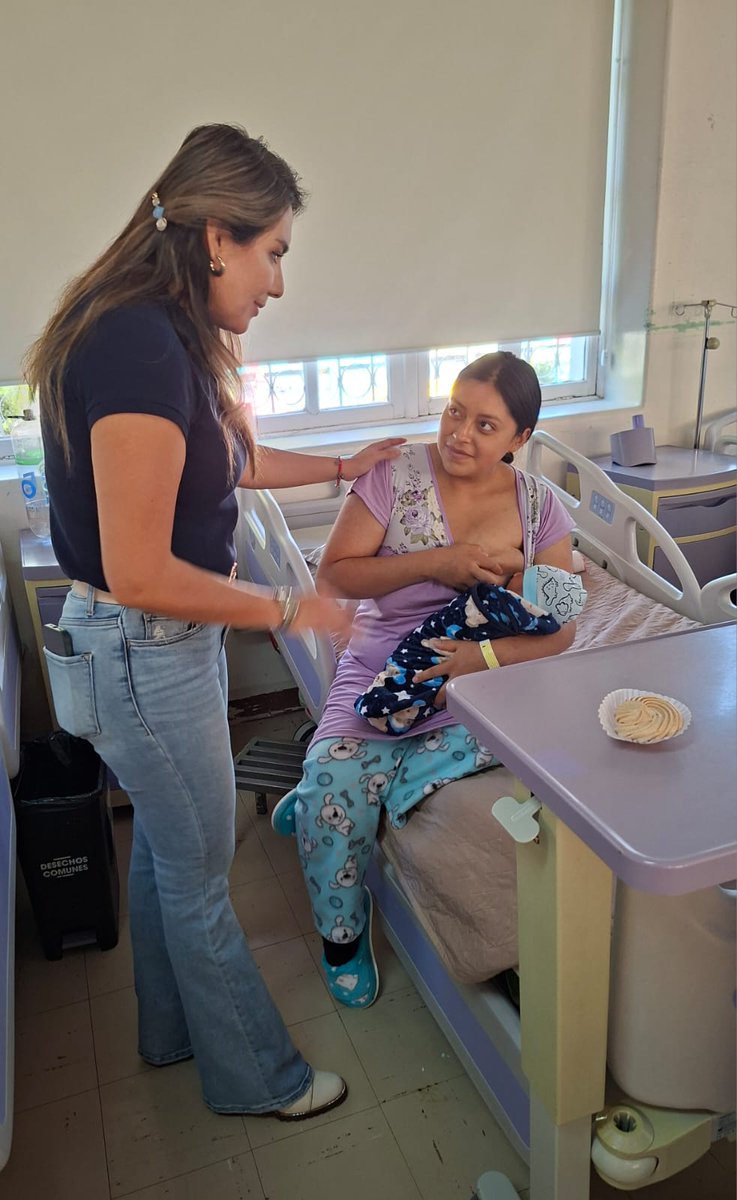 HGIsidroAyora's tweet photo. La Dra. Teresa Aumala, gerente del Hospital Gineco Obstétrico Isidro Ayora, y el Dr. Alonso Herrera, Director Médico, homenajearon con cariño a nuestras madres pacientes y colaboradoras
Porque en esta fecha especial, la familia siempre será primero 🤍🏥
¡Feliz Día de la Madre! https://t.co/2Z524E5vKg