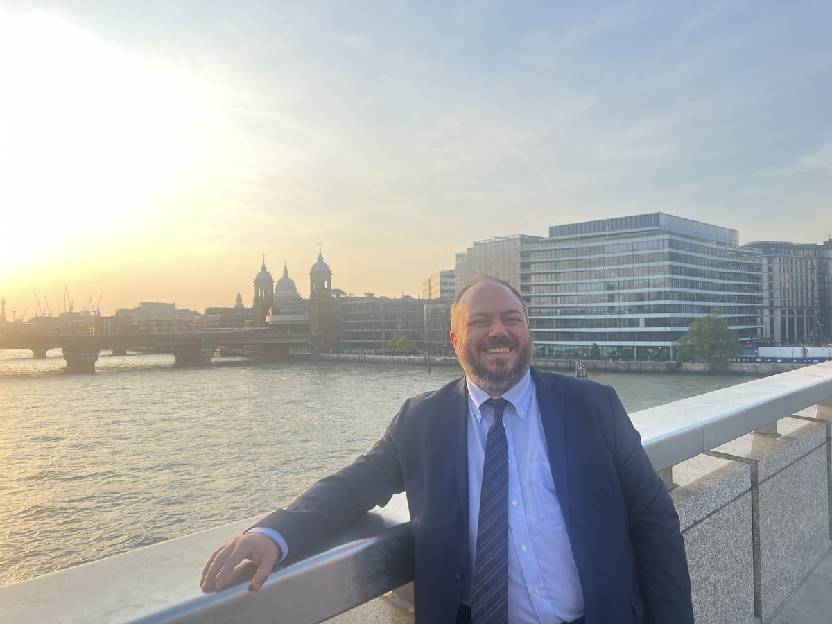 DottorClaudio's tweet photo. First trip in London! 😎 

@IRSTDinoAmadori 
@AIL_ets 
@AcLTI 
@IMFmyeloma 
@Myeloma_Society 

#dottorClaudio #doctor #dottore #medicina #medicine #ematologia #hematology #research #ricerca #leucemia #leukemia #linfoma #lymphoma #mieloma #myeloma #smolderingmyeloma #cart https://t.co/4TBwfPiZJ7