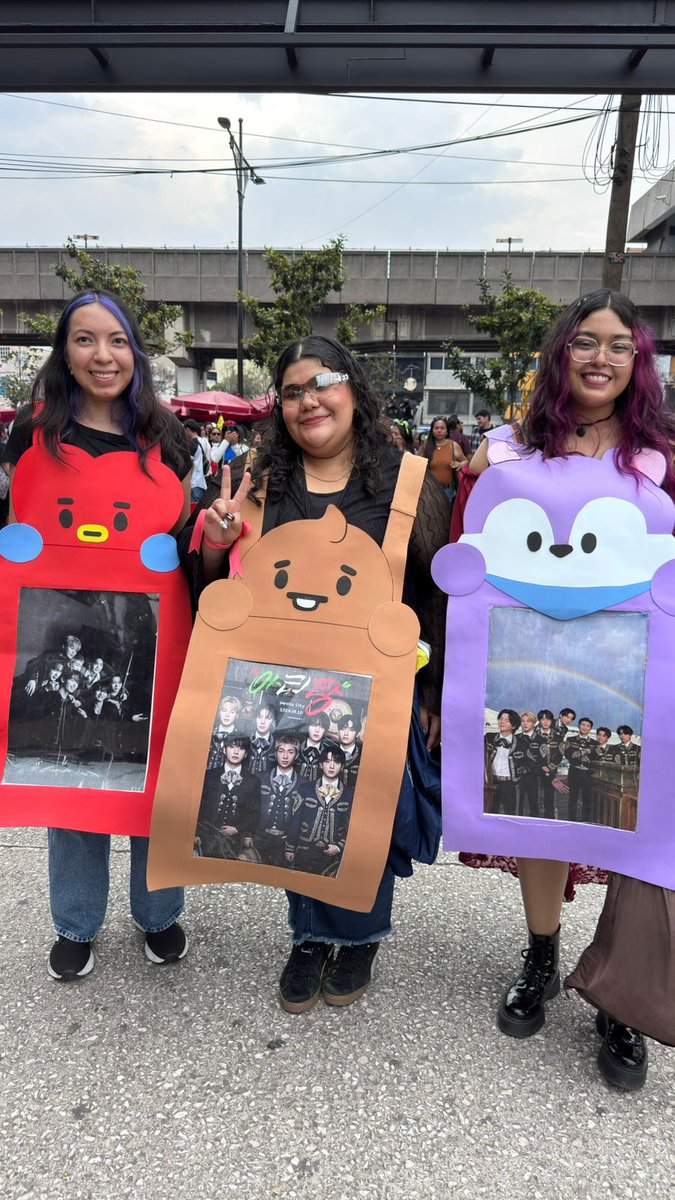 heraldodemexico's tweet photo. #FOTOS | 💜🎶 ¡Llena de emoción y estilo! 💜🎶

Así lucen algunos ARMY en la última fecha del concierto de BTS en México, donde miles de fans han tomado inspiración en las canciones de la banda para crear sus outfits y vivir este momento con toda la energía y emoción.

📸: Azcary Ruiz