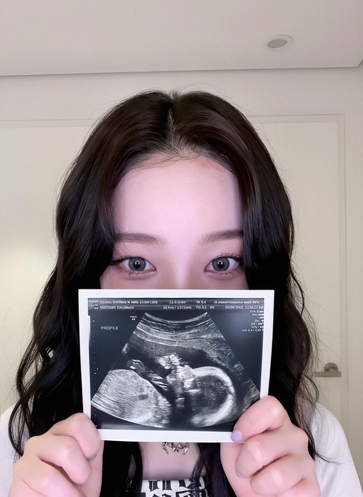 sktnoir's tweet photo. Feliz dia das mães para as mamães (até as de pets) e também, as futuras mamães!

Essa é minha primeira data com a minha borboleta ainda dentro de mim e eu não poderia estar mais feliz, espero que hoje também seja um dia especial e incrível para todas as mamães. 🩷 https://t.co/rWfTCowp0a