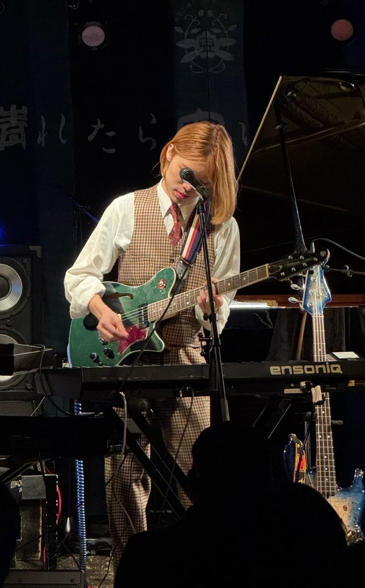 oopegg's tweet photo. Berklee College of Music在学中で作詞/作曲/編曲に加え、アートワークや映像製作も手がけるUta Tanabe氏のライブに伺いました。

シンセ、ギター、ベース、ピアノ、歌を1人でこなす素晴らしいライブでOOPEGGギターも気に入っていただき、ありがとうございます🎸@Utautauta0814 

#oopegg #utatanabe https://t.co/1mx8rzZS5G