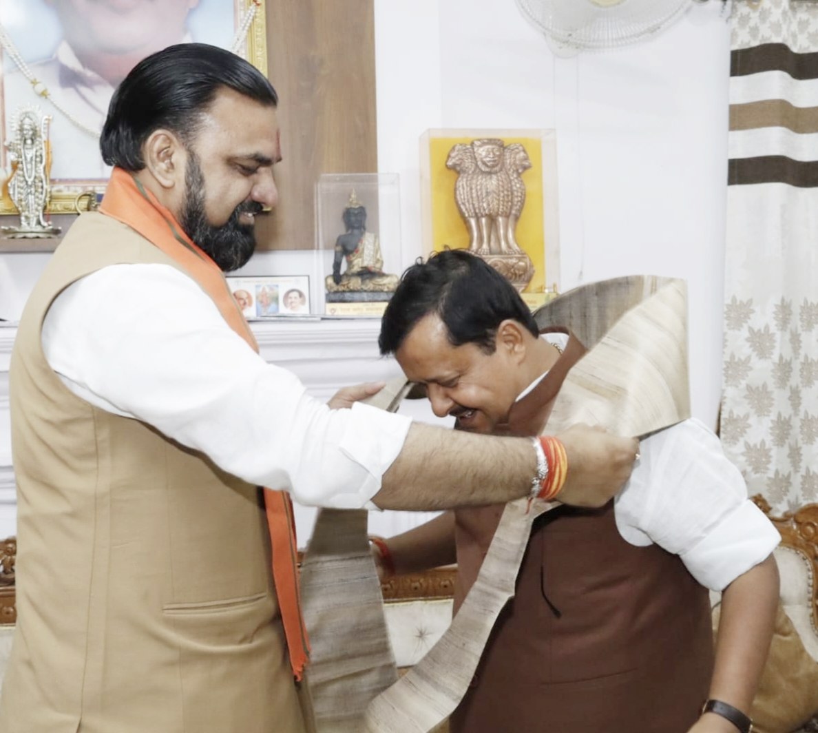 BJP4Bihar's tweet photo. पटना आगमन पर मा. राष्ट्रीय अध्यक्ष श्री @NitinNabin जी का मा. मुख्यमंत्री श्री @samrat4bjp जी ने आत्मीय स्वागत एवं अभिनंदन किया। इस अवसर माननीय प्रदेश अध्यक्ष श्री @sanjay_saraogi जी भी उपस्थित रहे।

संगठन की मजबूती और जनसेवा के संकल्प के साथ यह आगमन कार्यकर्ताओं में नए उत्साह का संचार करेगा। 

#NDA4Bihar